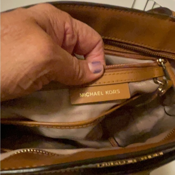 Michael Kors beautiful tan color leather bag classic  comes with their desk bag - Picture 6 of 16